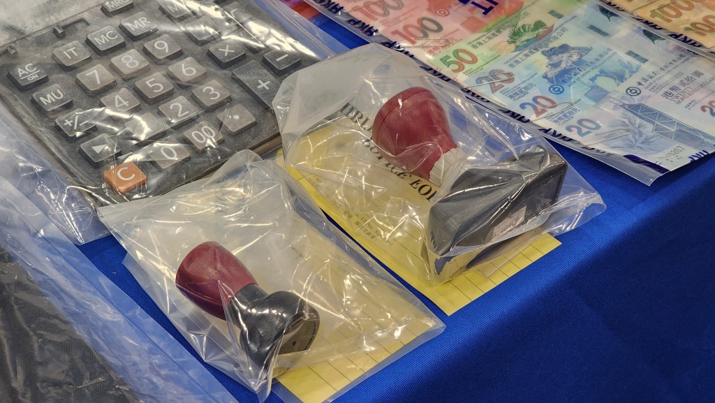 警方展示證物。 警方展示證物。