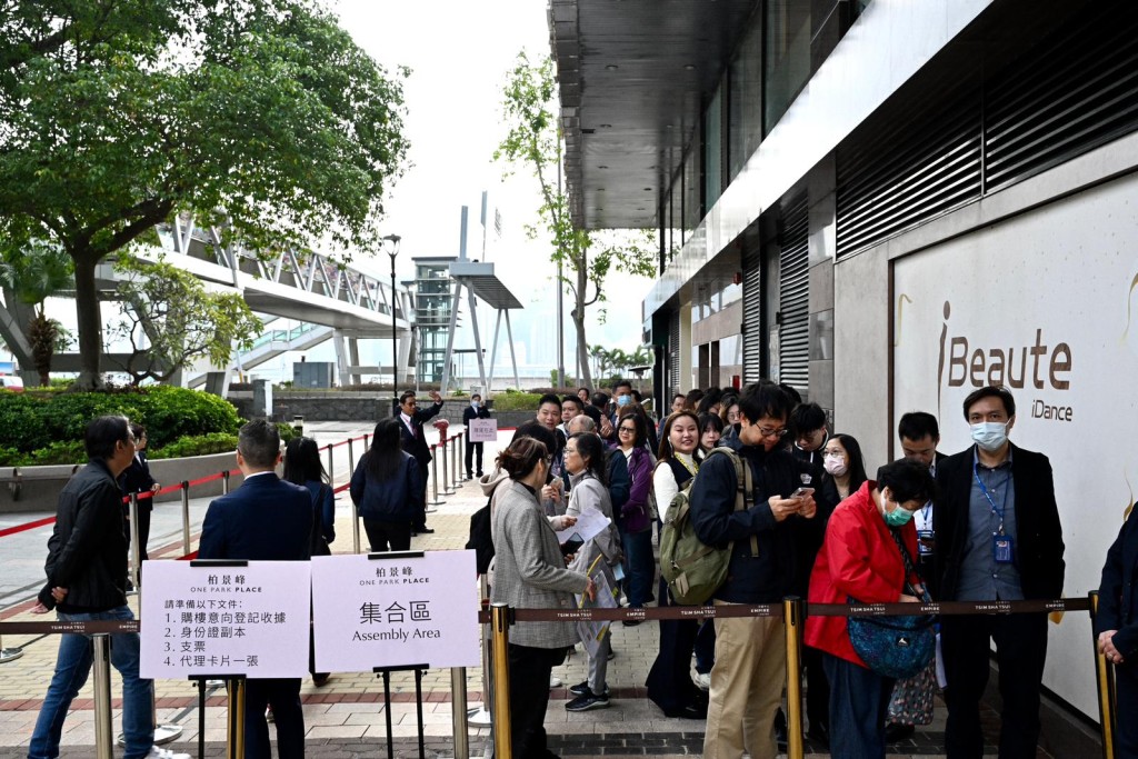 大批準買家及代理到場等候揀樓。 大批準買家及代理到場等候揀樓。