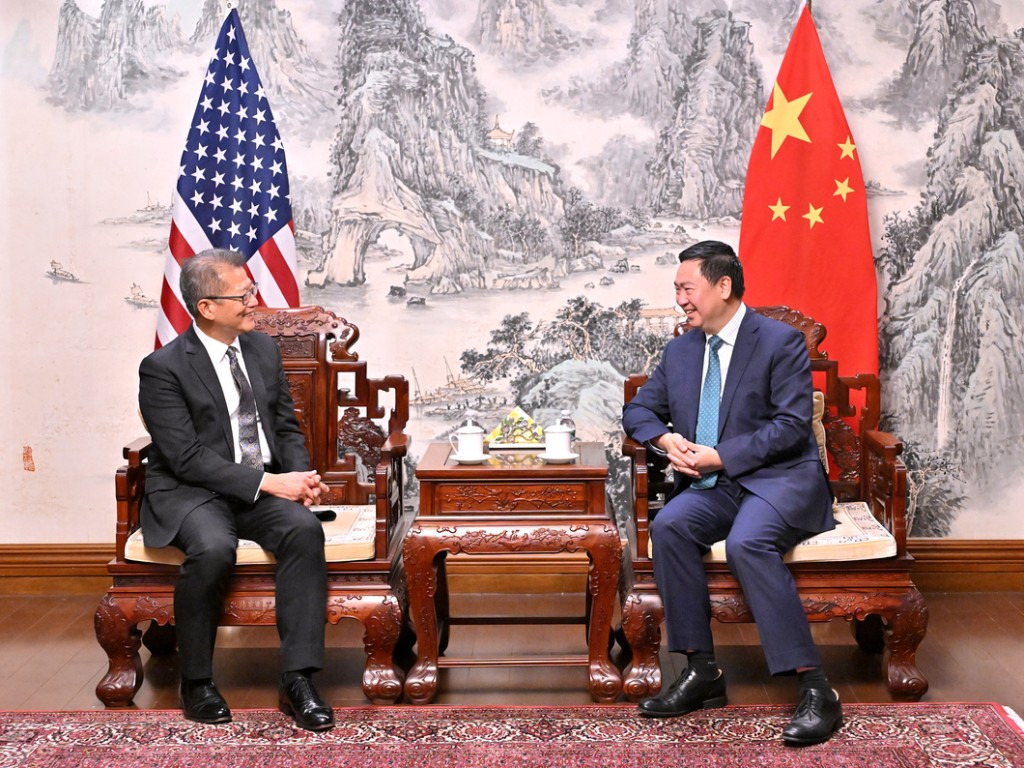 在紐約與中國駐紐約總領事陳立大使會面。 在紐約與中國駐紐約總領事陳立大使會面。