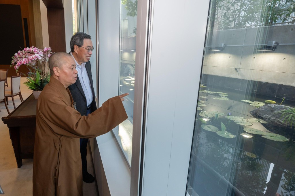 寶蓮寺贈蓮花予立法會。梁君彥fb