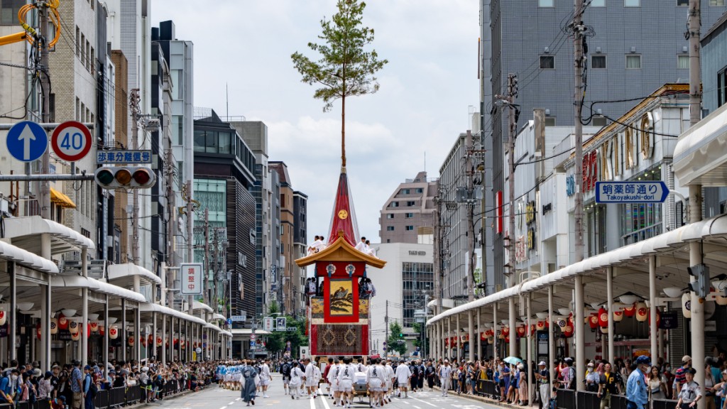 一名中國初生在日本京都府被一名自稱藝術家的美國人襲擊。圖為日本京都祇園祭「花車巡遊」活動。新華社