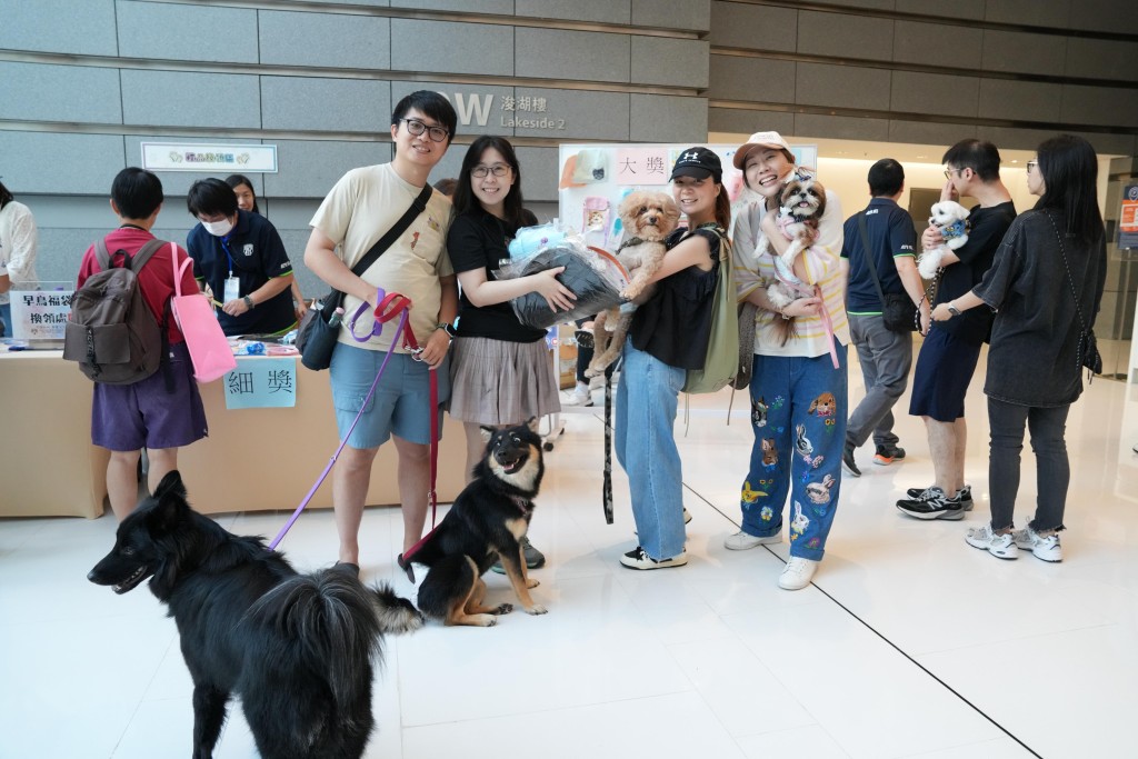 主人愛寵溫馨打卡 。 主人愛寵溫馨打卡 。