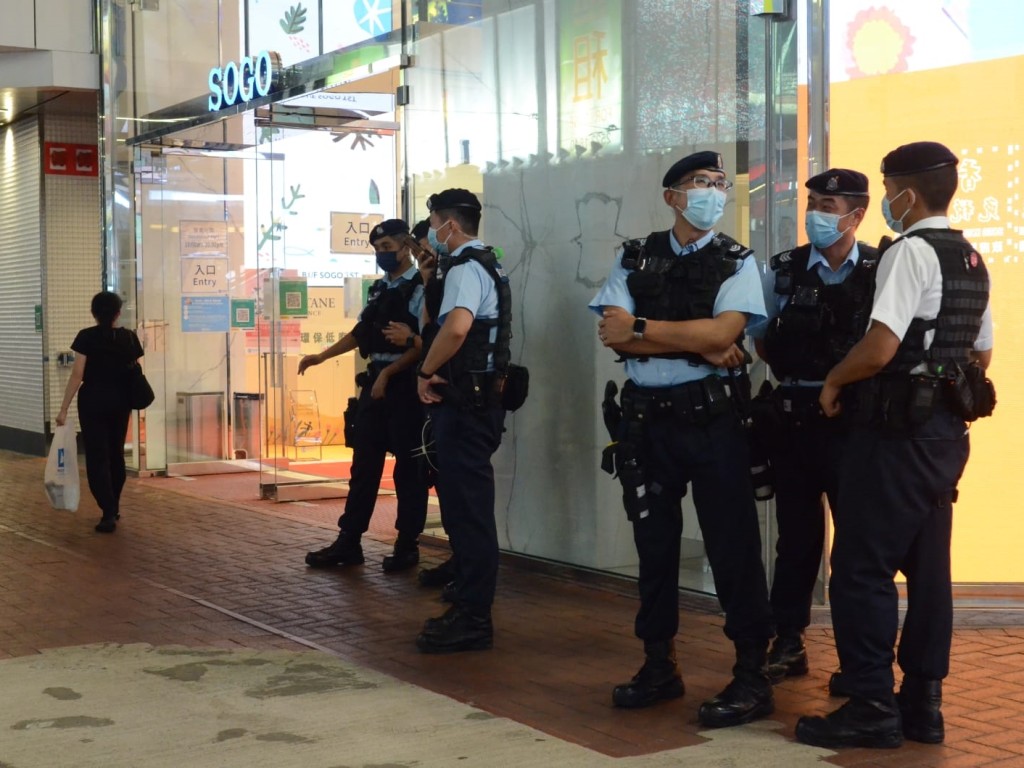 銅鑼灣百貨外繼續有警員穿著戰術背心駐守。