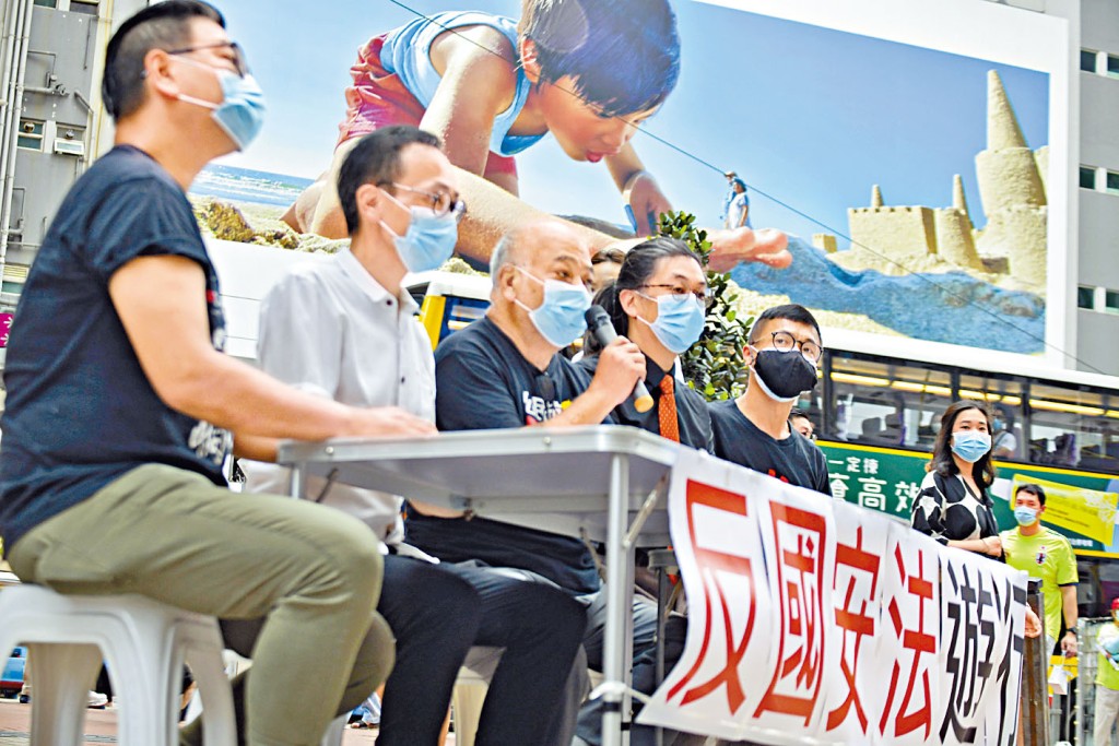 前屯門區議員張錦雄(左五),前日被廉署拘捕。