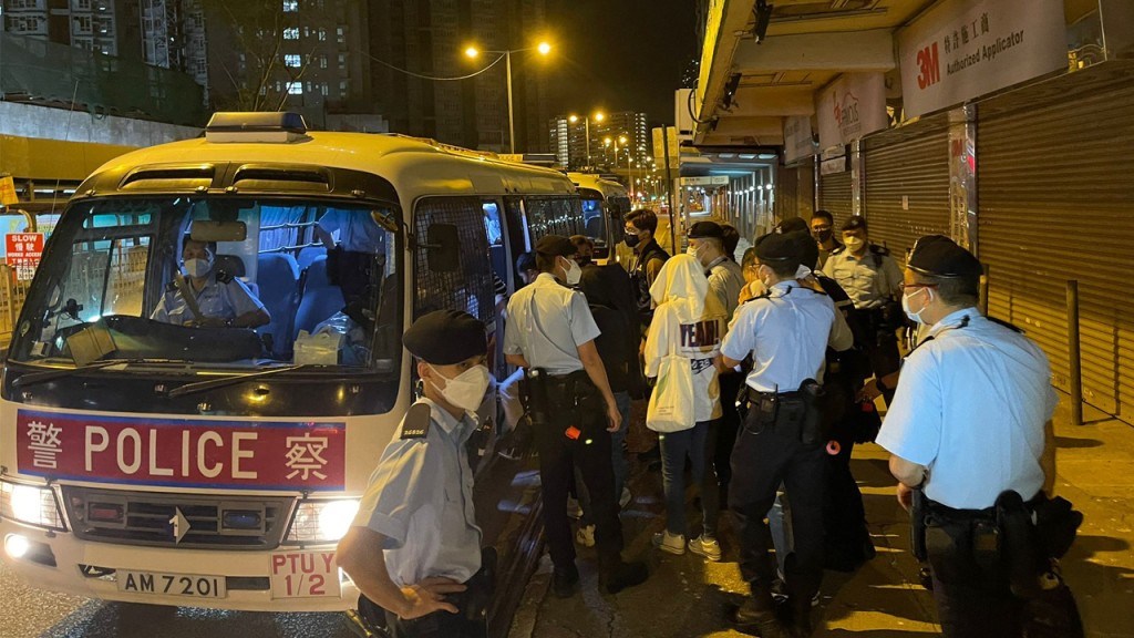 警方拘捕18名男女。警方圖片