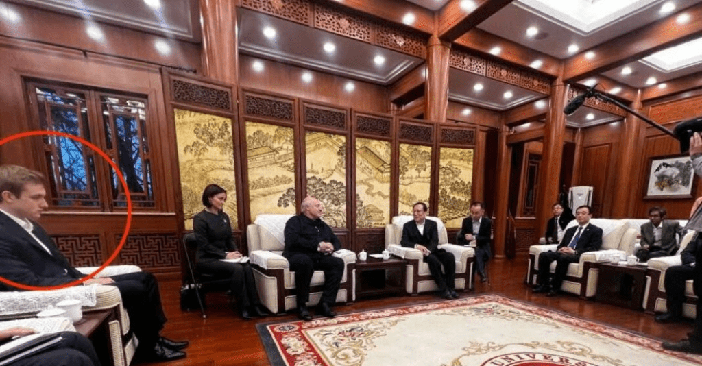 盧卡申科與北京大學黨委書記郝平會晤，小兒子尼古拉（紅圈）陪同。