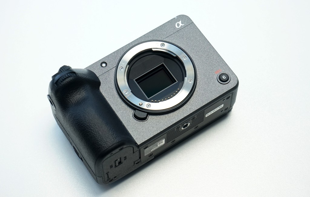 FX30採用20.1MP APS-C感光元件,拍片之餘亦可影相,但未有FX3的連拍功能。