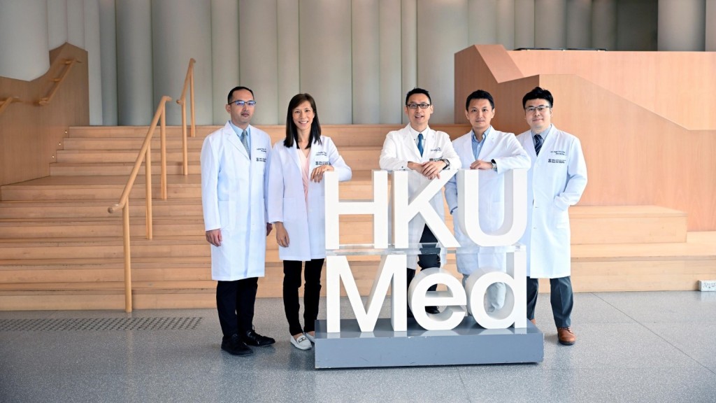 港大醫學院研究團隊發現,甲型流感重症患者發生急性腎損傷的風險較新冠患者高49%。研究團隊成員包括(左起)杜啟泓教授、楊珮寧醫生、葉逸軒醫生、冼維正醫生及陳福和醫生。