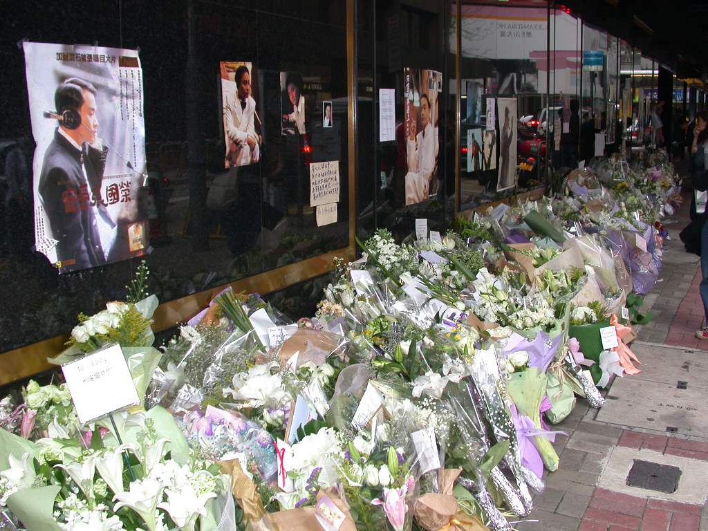 张国荣歌迷在文华送花及贴悼念会告示。