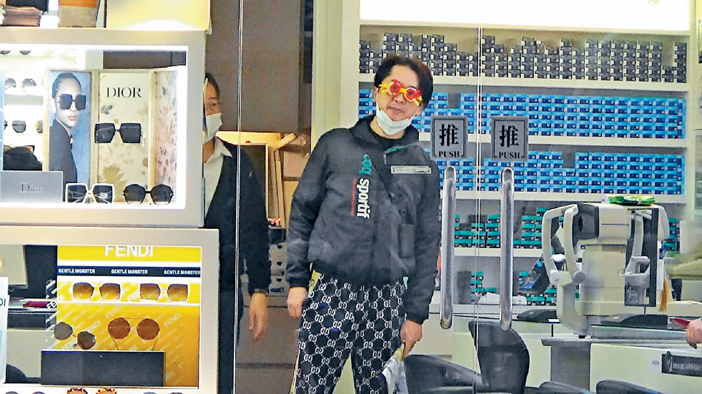 呆萌中佬■戴住副鮮黃、鮮橙驗光試鏡架的兆尊,歪頭向街外「裝裝」吓,好似幾Cute咁喎。