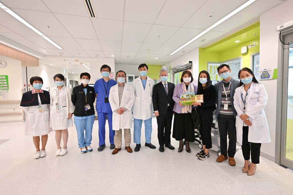 李夏茵（右四）与诊治芷希的医疗团队合照。(政府新闻处图片) 