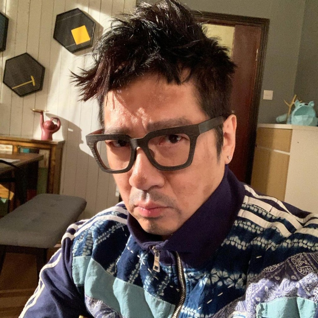 頭髮亂了仍然濃密
