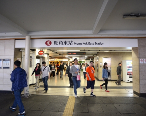 旺角東站有人進入路軌範圍。資料圖片