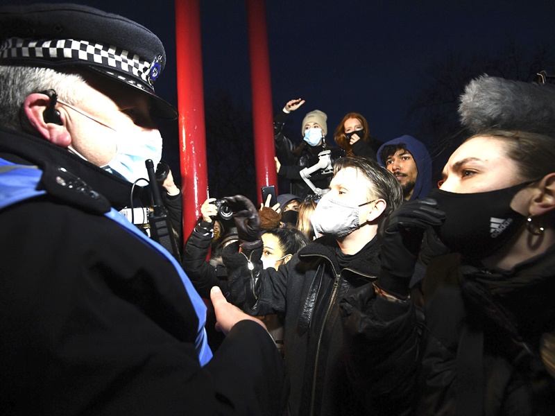 警方人員驅散示威者並觸發衝突。AP