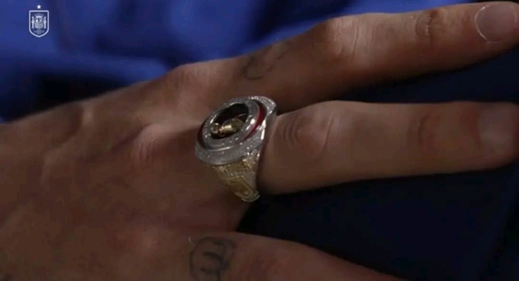 大衛拉耶曾生產冠軍指環贈隊友。網上影片截圖