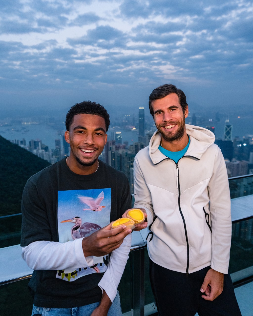 星级球手卡查诺夫及费尔斯在月前举行的「中银香港网球公开赛2024」开赛前一同游山顶。资料图片