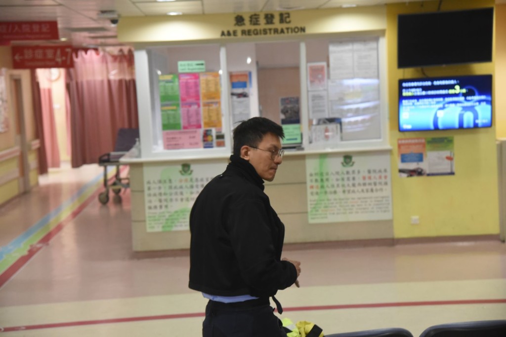 受傷警員送院治理。