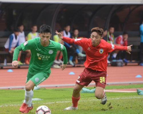 陳肇鈞(綠衫)為和富大埔攻入一球，助球隊以3:0擊敗凱景。馮梓健攝