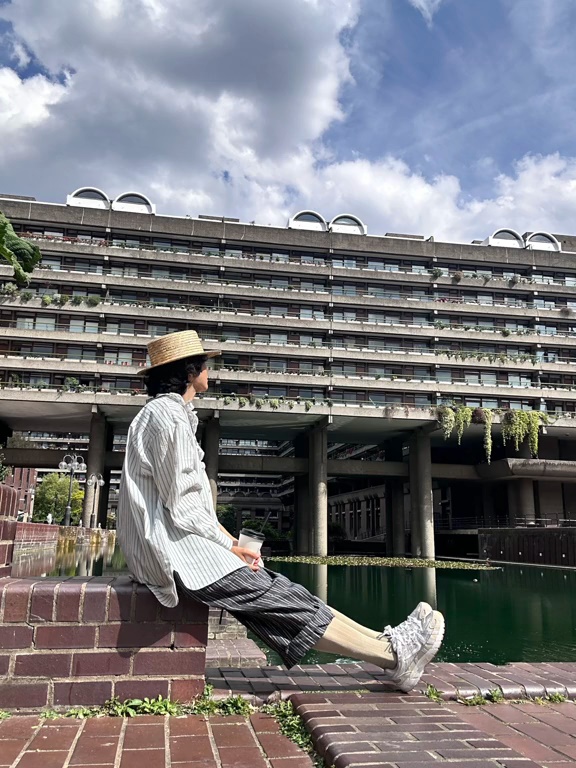 蘇岩的英國影片中,不時見她愁眉不展。 蘇岩的英國影片中,不時見她愁眉不展。