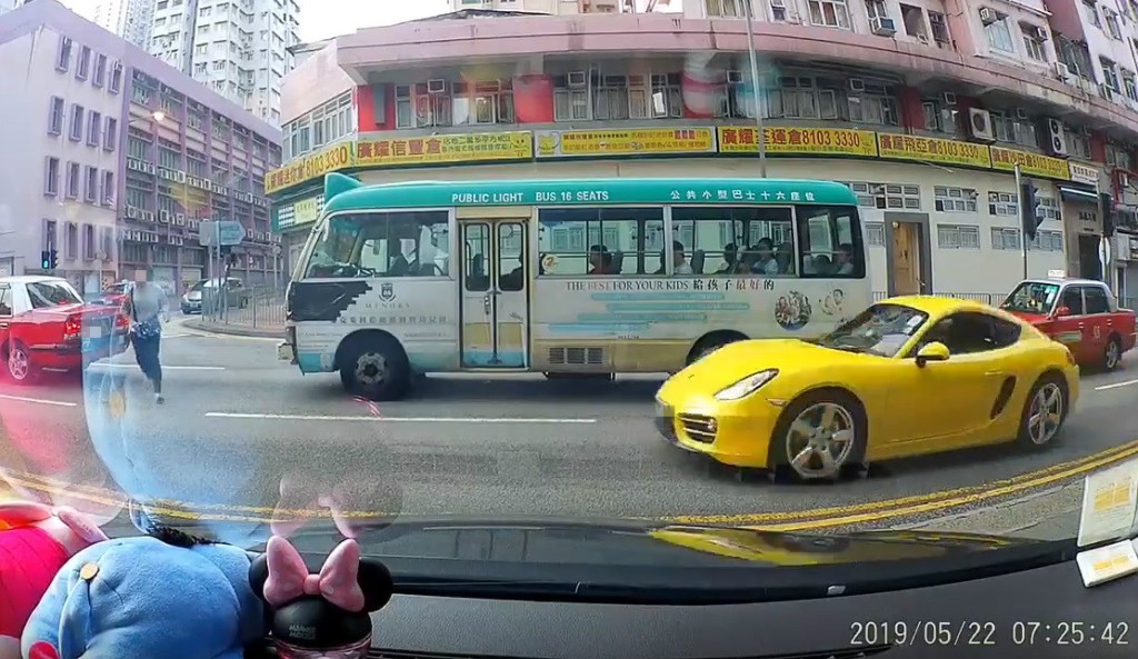 大媽從小巴前車罅跑出。影片截圖