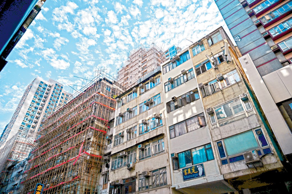香港現時約有40000棟私人樓宇，其中近3000棟屬於「三無大廈」。