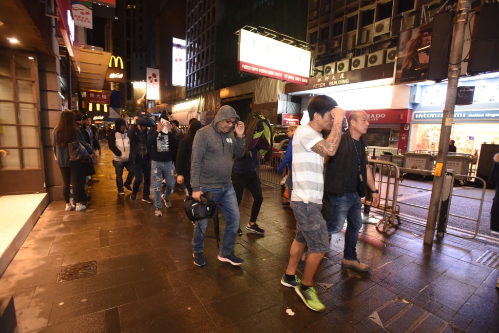 警方拘捕43人。