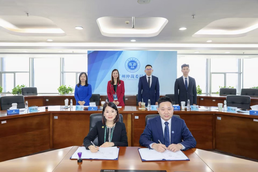 香港中律協與廣州仲裁委員會東莞分會簽署《合作備忘錄》。