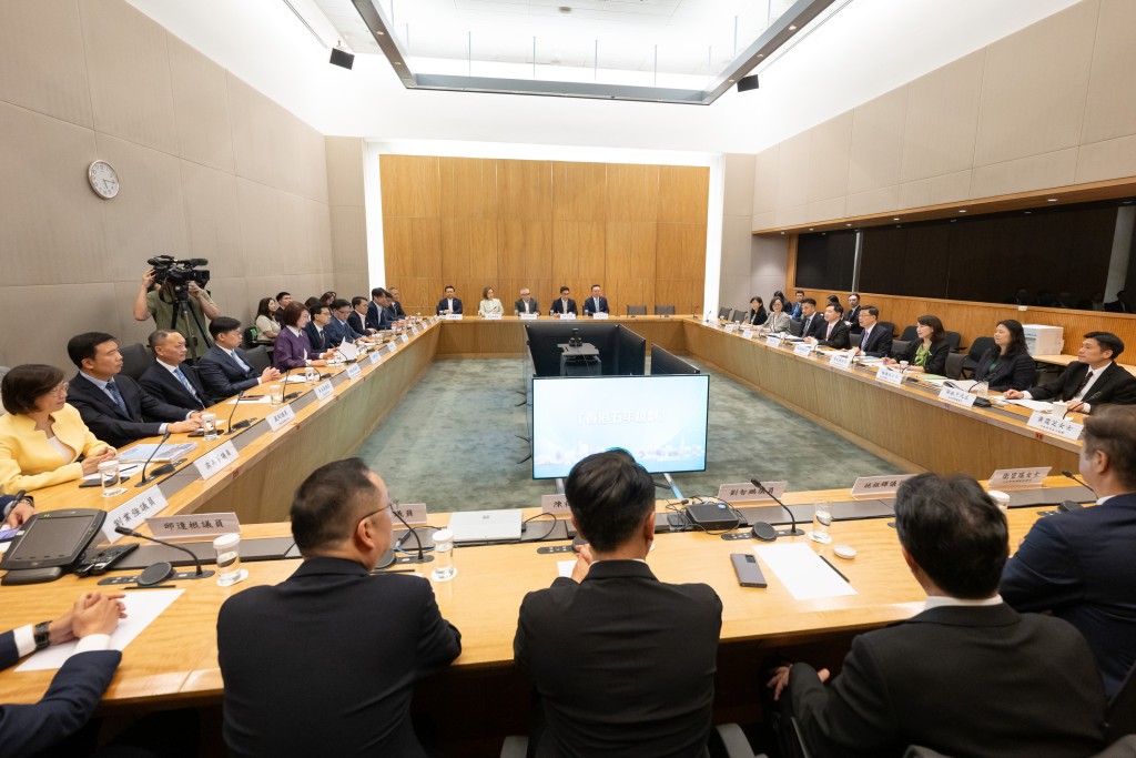 李家超早前聽取立法會五年規劃的意見。政府新聞處 李家超早前聽取立法會五年規劃的意見。政府新聞處