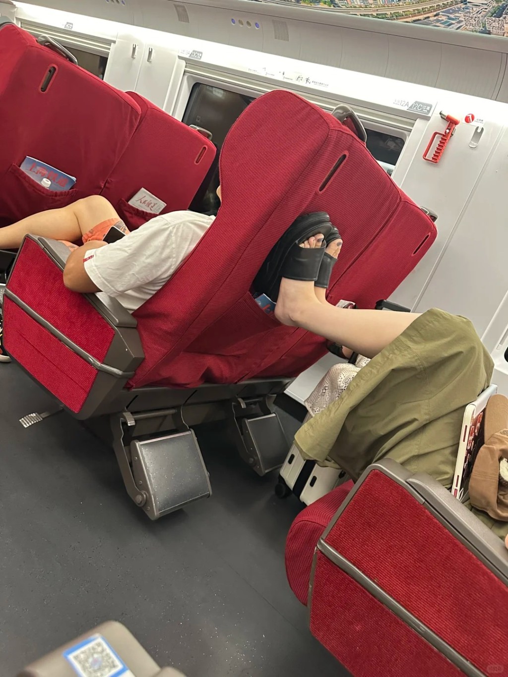 缺德高鐵乘客的各種不文明行為,令多種火車即棄隔套大賣。小紅書 缺德高鐵乘客的各種不文明行為,令多種火車即棄隔套大賣。小紅書