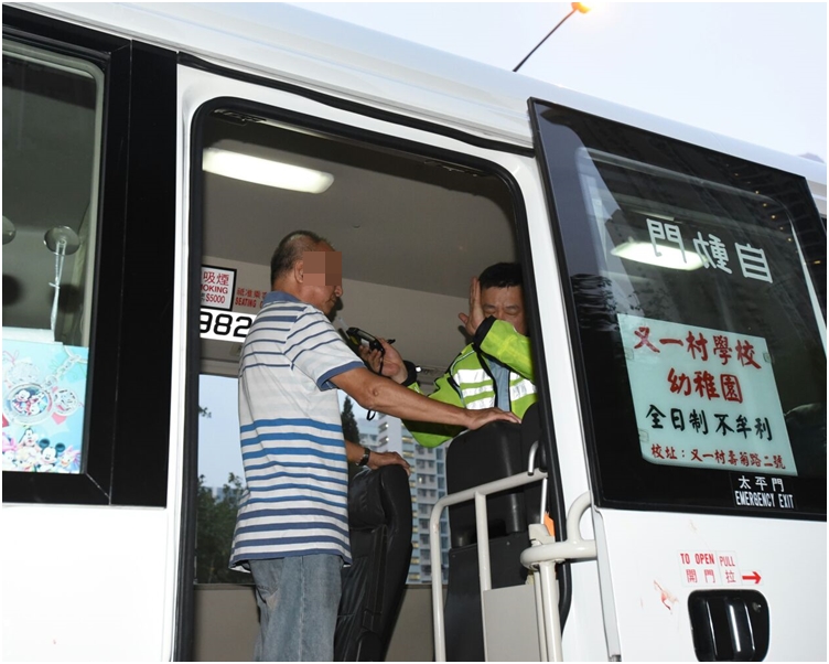 該校巴收掣不及,在慢線將該男子撞倒。
