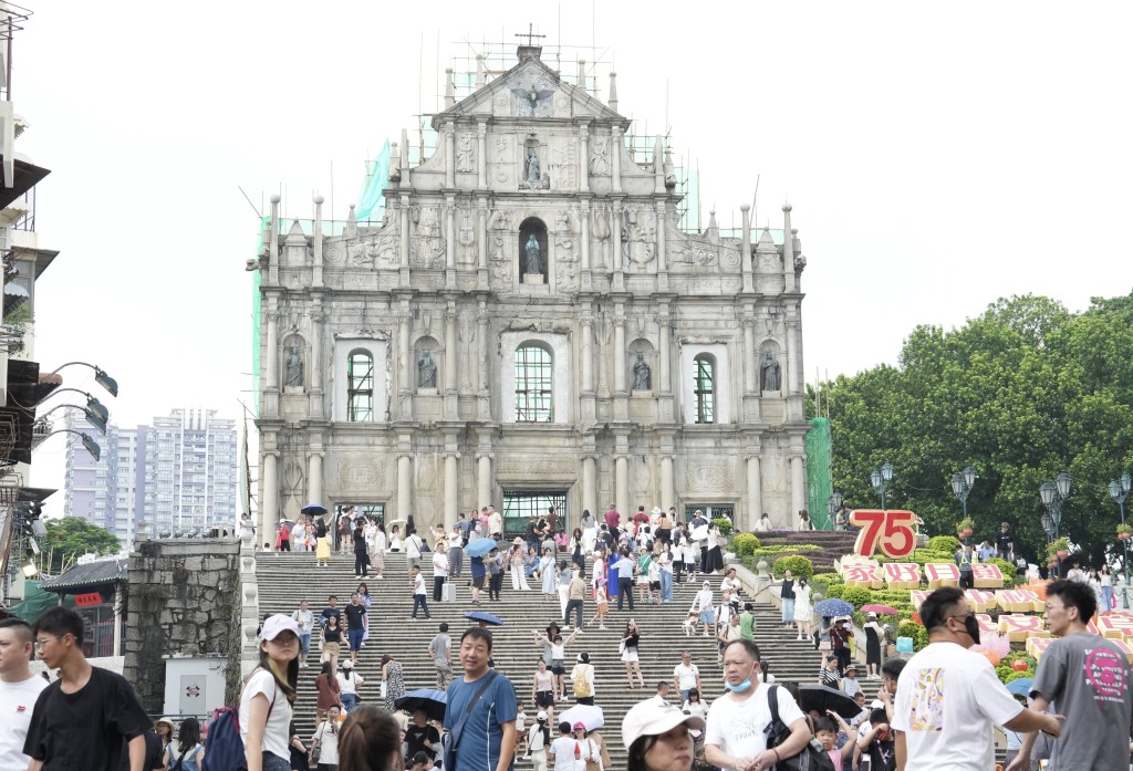 本年度香港僱員的平均薪酬加幅為3.5%，澳門為2.7%，而廣東省城市整體加幅則為 2.3%。