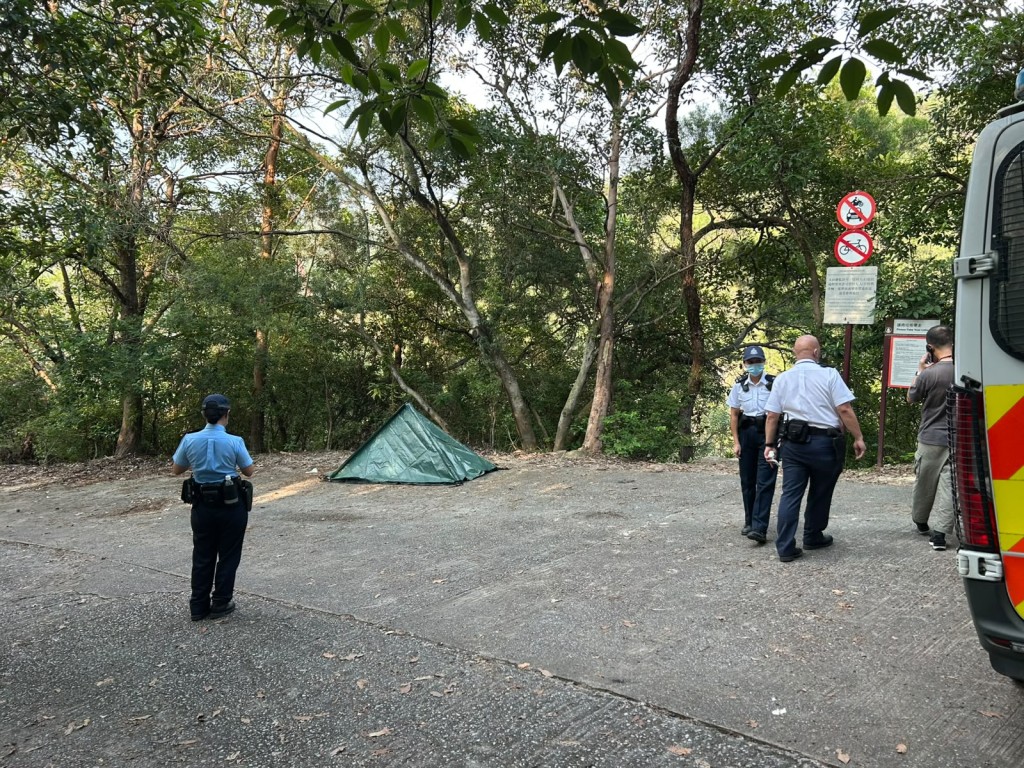救援人員將男子救起，經檢查後證實死亡。曾志恒攝