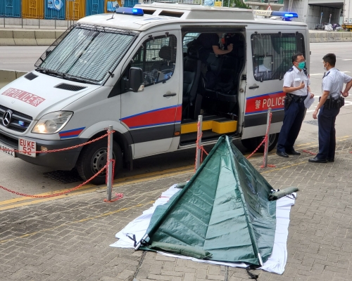 警方用帳篷將遺體蓋住,並封鎖現場調查。 梁國峰攝