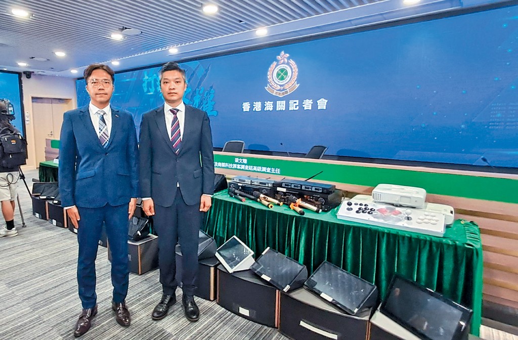 海關監督石家諺（左）及高級調查主任梁文聰講述案情。