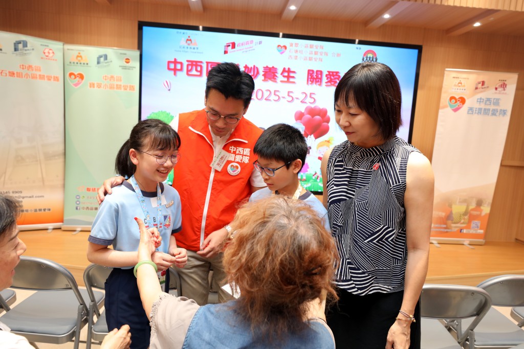 《我要讚佢》學生大使與當地小學生及關愛隊，一起為長者填寫健康評估問卷。