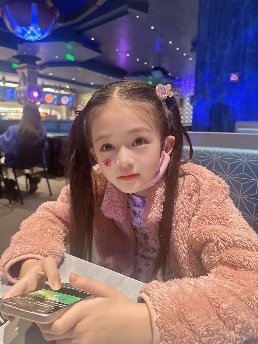 8歲大女小飯兜五官標緻，一雙洋娃娃大眼睛極具仙氣。