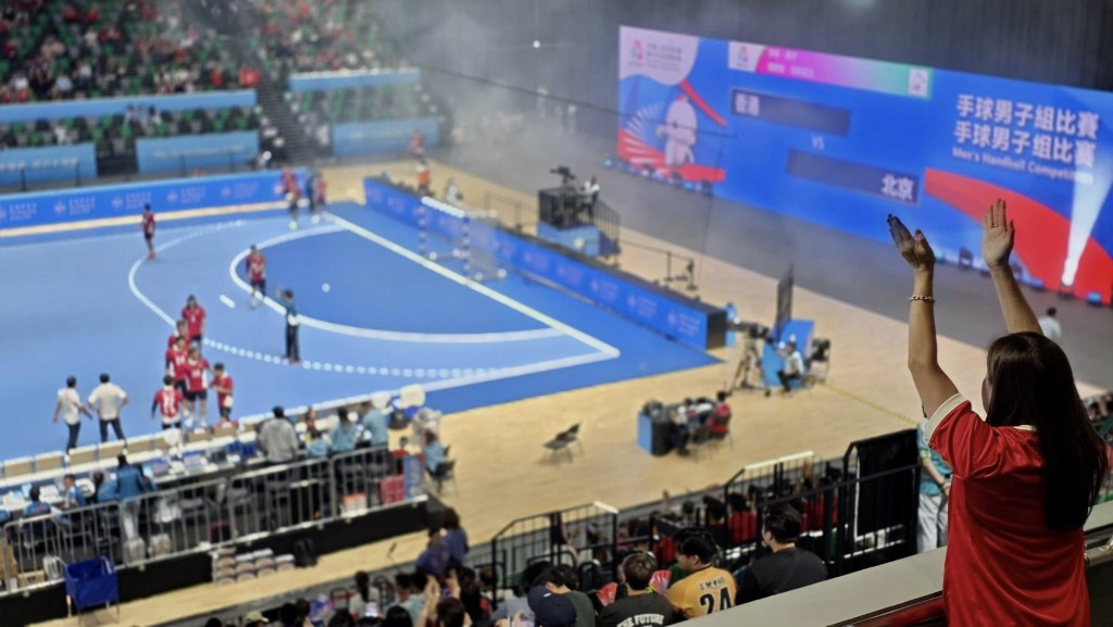 香港男子手球隊首度晉級全運會四強，並於今日（10日）晚上與北京隊爭逐銅牌，文化體育及旅遊局局長羅淑佩親臨捧場支持。