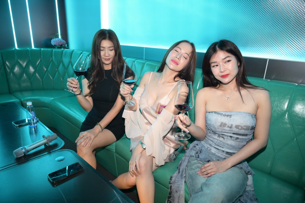大富豪有49間配備高質素影音設備的獨立房間。 大富豪有49間配備高質素影音設備的獨立房間。