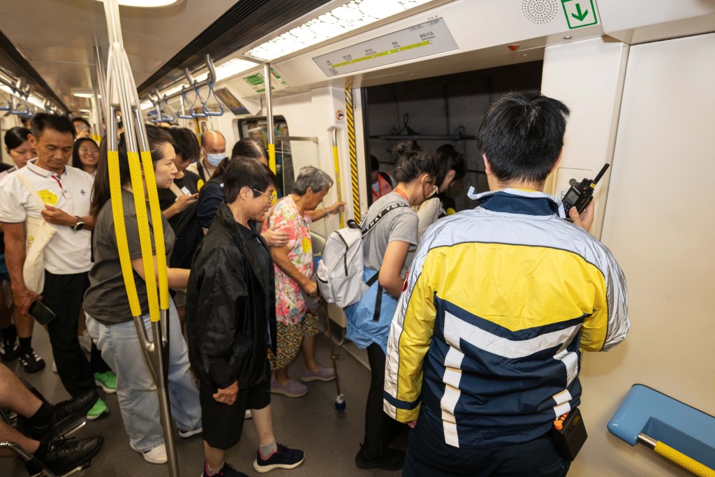演習中,一列列車上的「乘客」需要疏散,在港鐵人員及多個政府部門人員協助下沿路軌旁的通道安全有序地返回利東站月台。 演習中,一列列車上的「乘客」需要疏散,在港鐵人員及多個政府部門人員協助下沿路軌旁的通道安全有序地返回利東站月台。