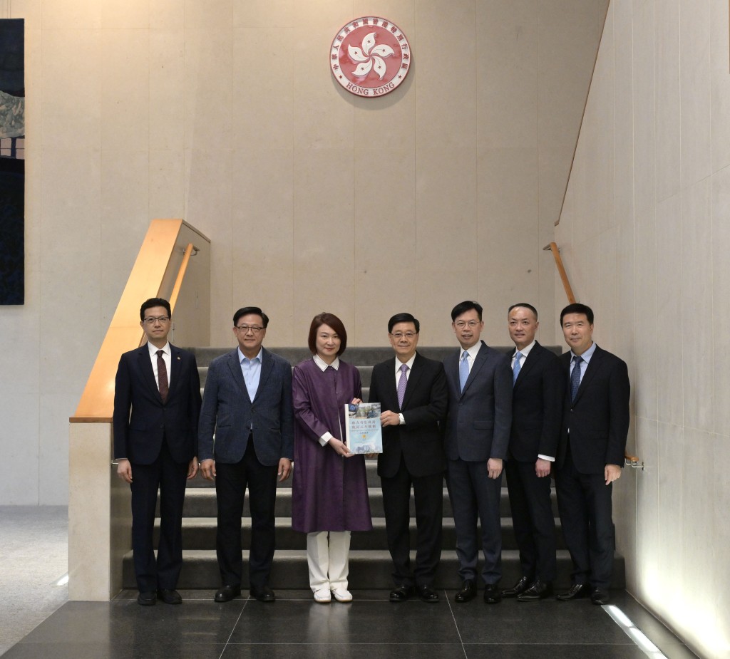 立法會早前向行政長官提交專題研究及意見收集報告。政府新聞處圖片 立法會早前向行政長官提交專題研究及意見收集報告。政府新聞處圖片