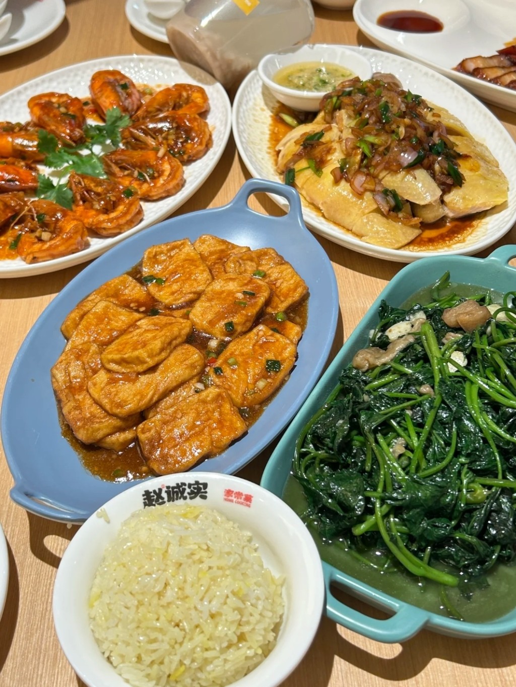 湛江家鄉美食2024｜1. 趙誠實．湛江雞飯店 現點現做湛江特色菜，記得來一碗靈魂雞油飯¥3。（圖片來源：小紅書＠苓苓子愛吃糯米糍）