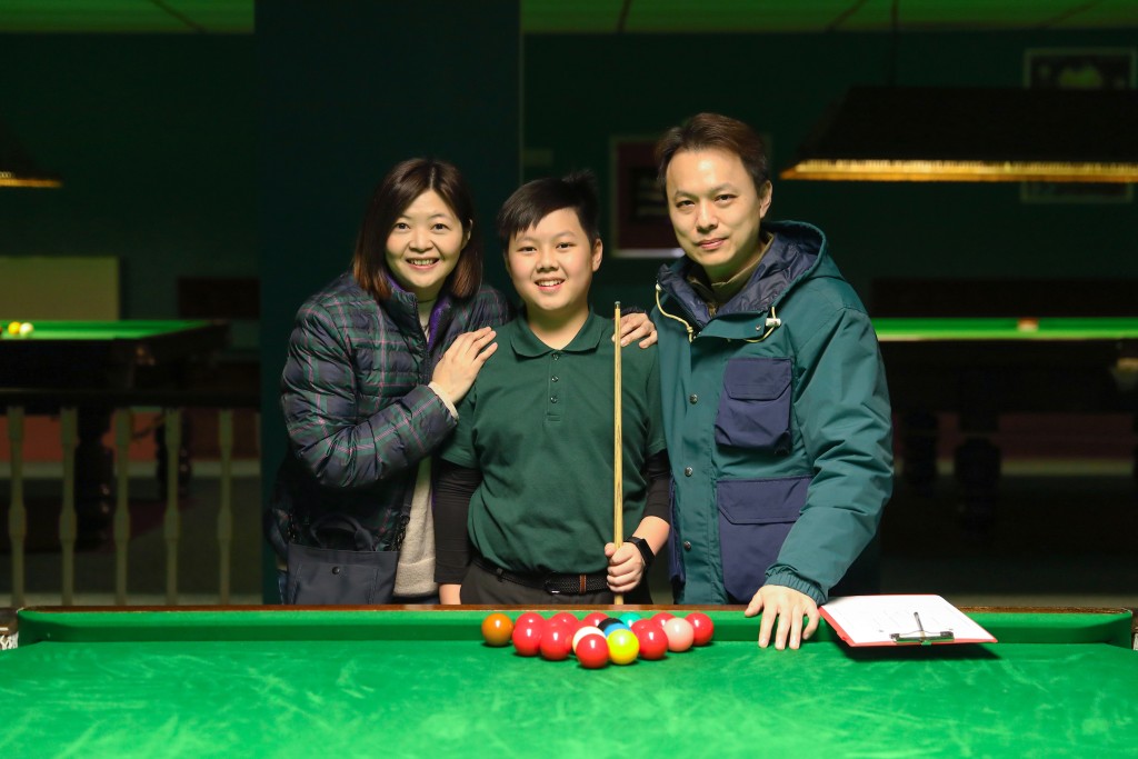 ■舉家移英決定,乃成就兒子予生走職業桌球手的夢想, Jenny(左)及丈夫廖先生冀Shaun仔在英國拓寬視野,令球術更上一層樓。(照片由受訪者提供) ■舉家移英決定,乃成就兒子予生走職業桌球手的夢想, Jenny(左)及丈夫廖先生冀Shaun仔在英國拓寬視野,令球術更上一層樓。(照片由受訪者提供)