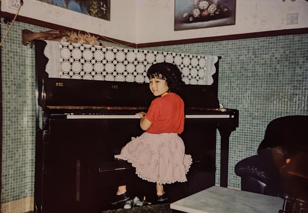 查海伦自4岁开始学习钢琴，9岁入读香港演艺学院。