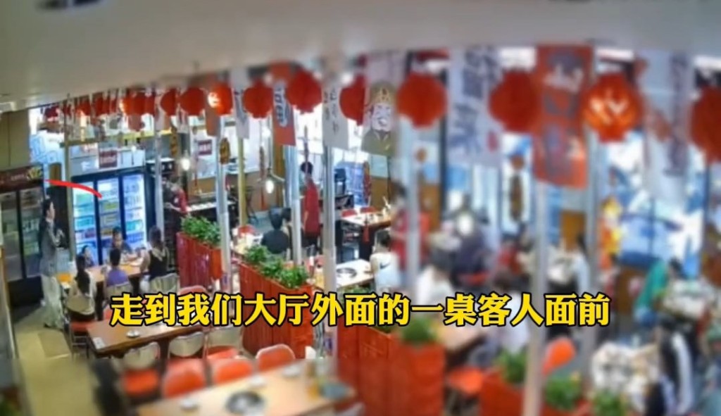 女食客一度在其他人旁喧嘩。抖音@大風新聞 女食客一度在其他人旁喧嘩。抖音@大風新聞