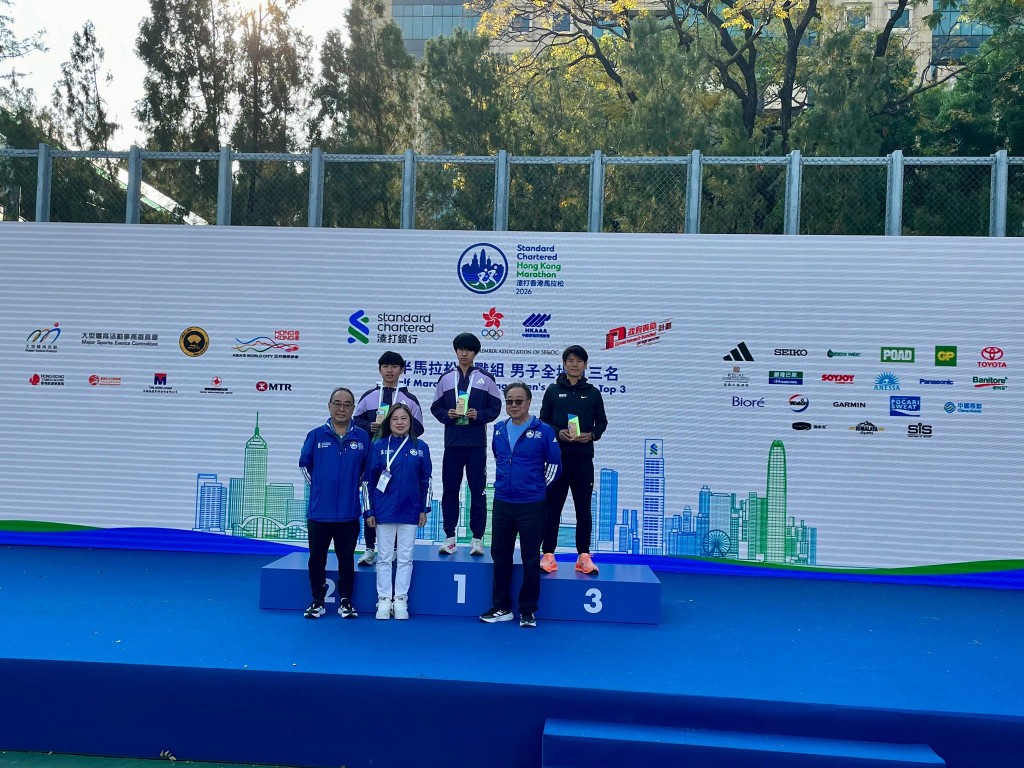 罗淑佩为半马颁奖。