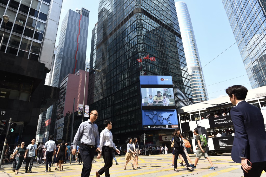 立法会大会今日（24日）讨论新来港人才支援，多位议员提及子女教育。