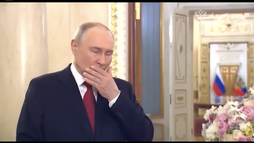 普京掩嘴咳嗽。 X@Gerashchenko_en