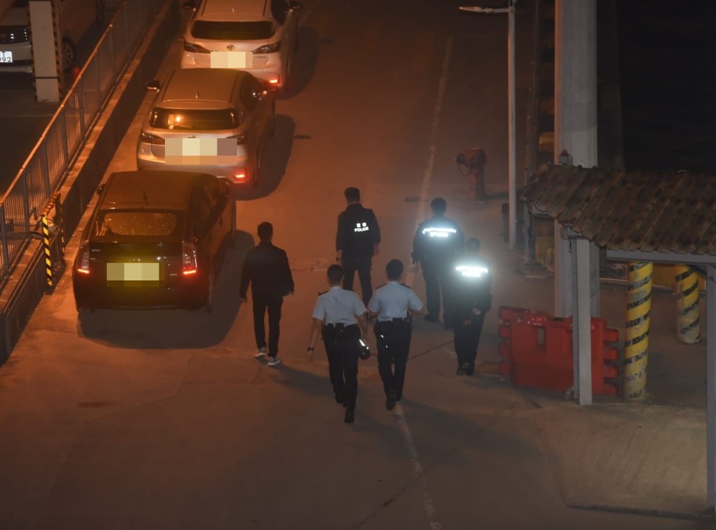 警方在沙中綫紅磡站地盤寫字樓調查及取走證物。