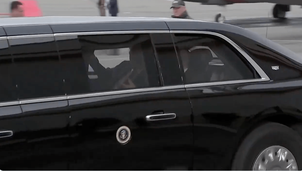 特朗普和普京共同走進美國總統專用「野獸」防彈轎車,然後一同前往會談地點。影片截圖 特朗普和普京共同走進美國總統專用「野獸」防彈轎車,然後一同前往會談地點。影片截圖