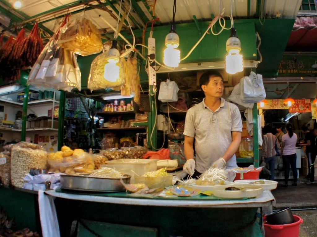 懷舊香港街頭美食配合多張懷舊大排檔圓枱及膠櫈，重塑舊式大排檔情懷。